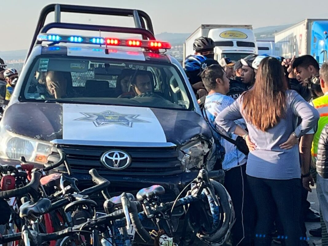 Choque entre patrulla y camioneta de peregrinos provoca bloqueo en autopista México–Querétaro
