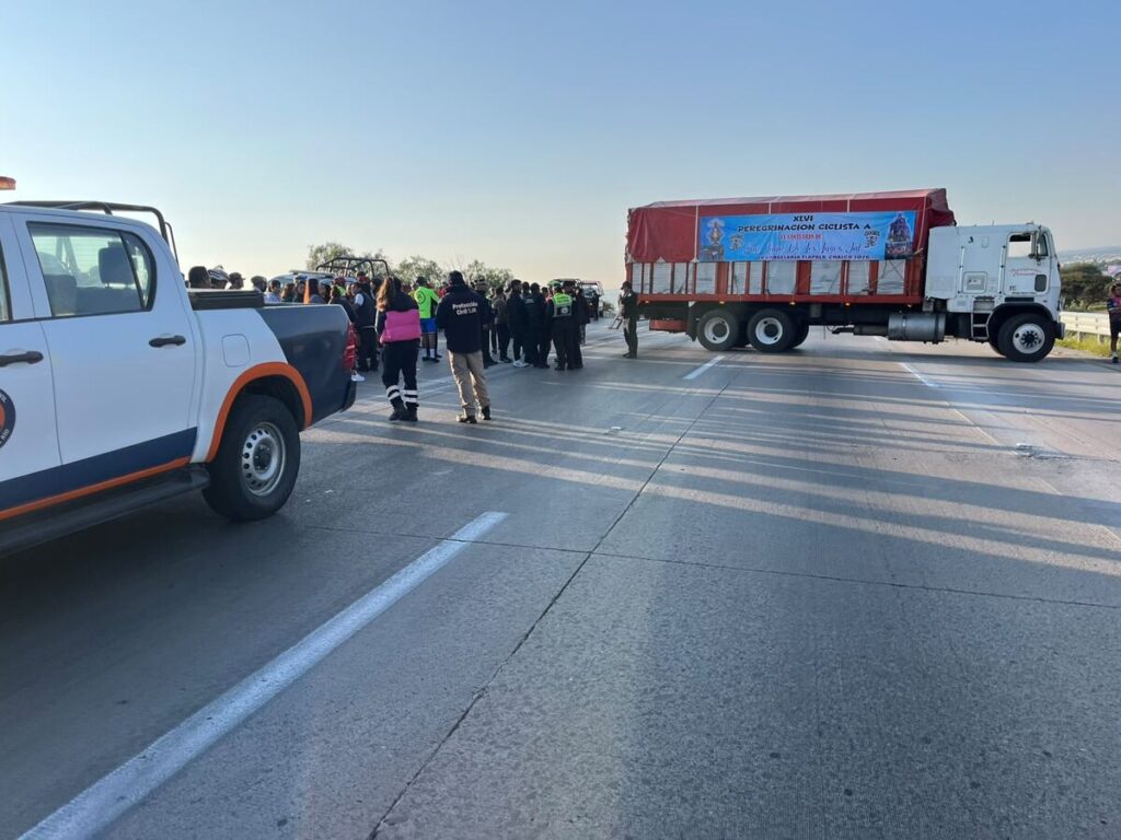 Choque entre patrulla y camioneta de peregrinos provoca bloqueo en autopista México–Querétaro