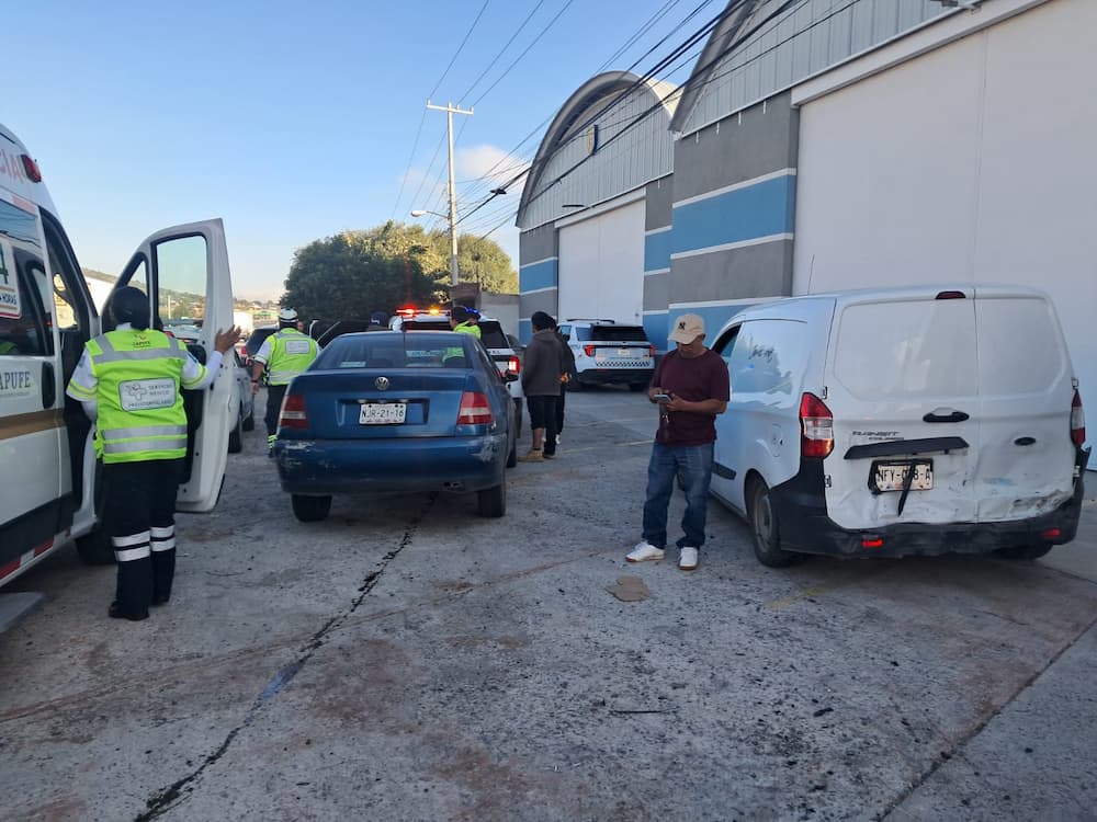 Choque entre tres vehículos genera afectaciones en la México-Querétaro Choque entre tres vehículos genera afectaciones en la México-Querétaro