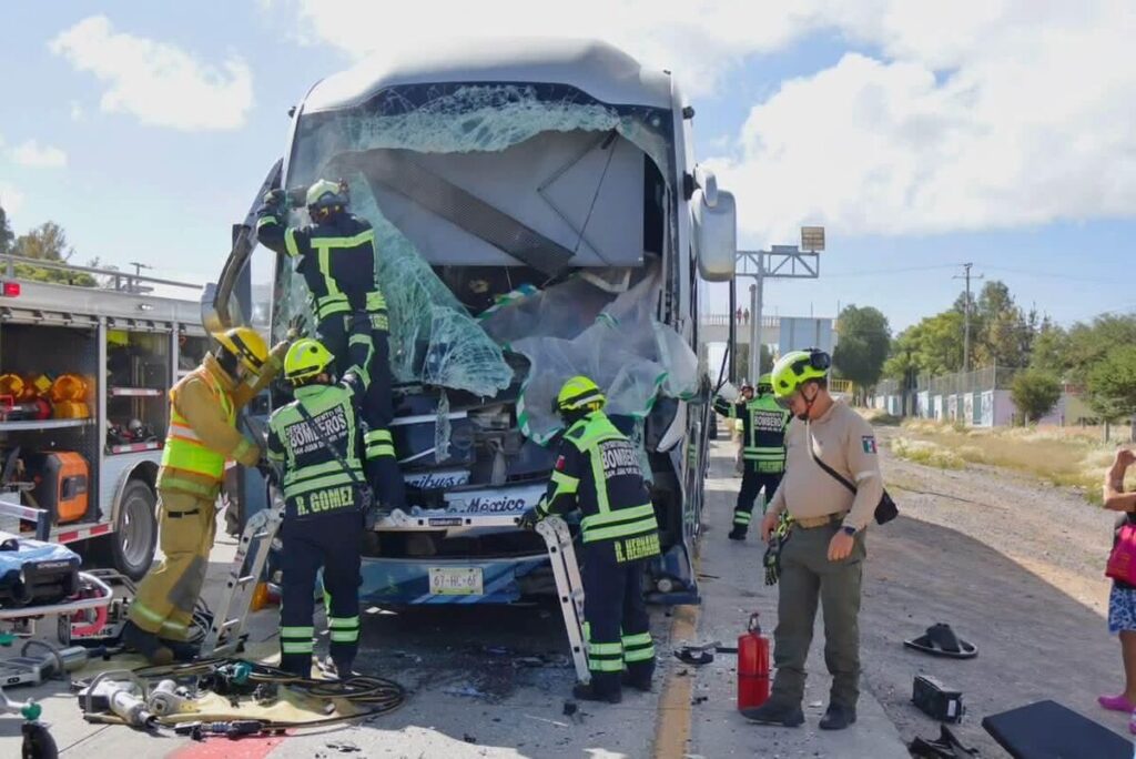 Conductor de Ómnibus de México queda prensado tras fuerte choque en la autopista México-Querétaro 2 Conductor de Ómnibus de México queda prensado tras fuerte choque en la autopista México-Querétaro