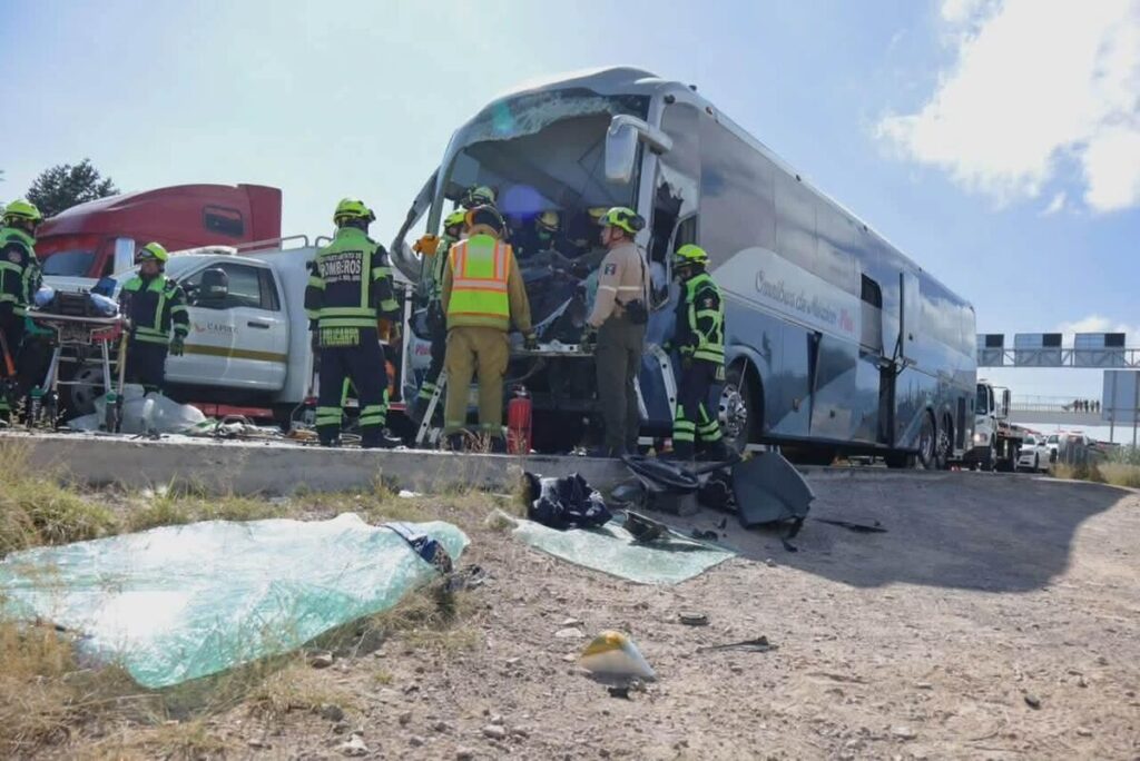 Conductor de Ómnibus de México queda prensado tras fuerte choque en la autopista México-Querétaro 1 Conductor de Ómnibus de México queda prensado tras fuerte choque en la autopista México-Querétaro
