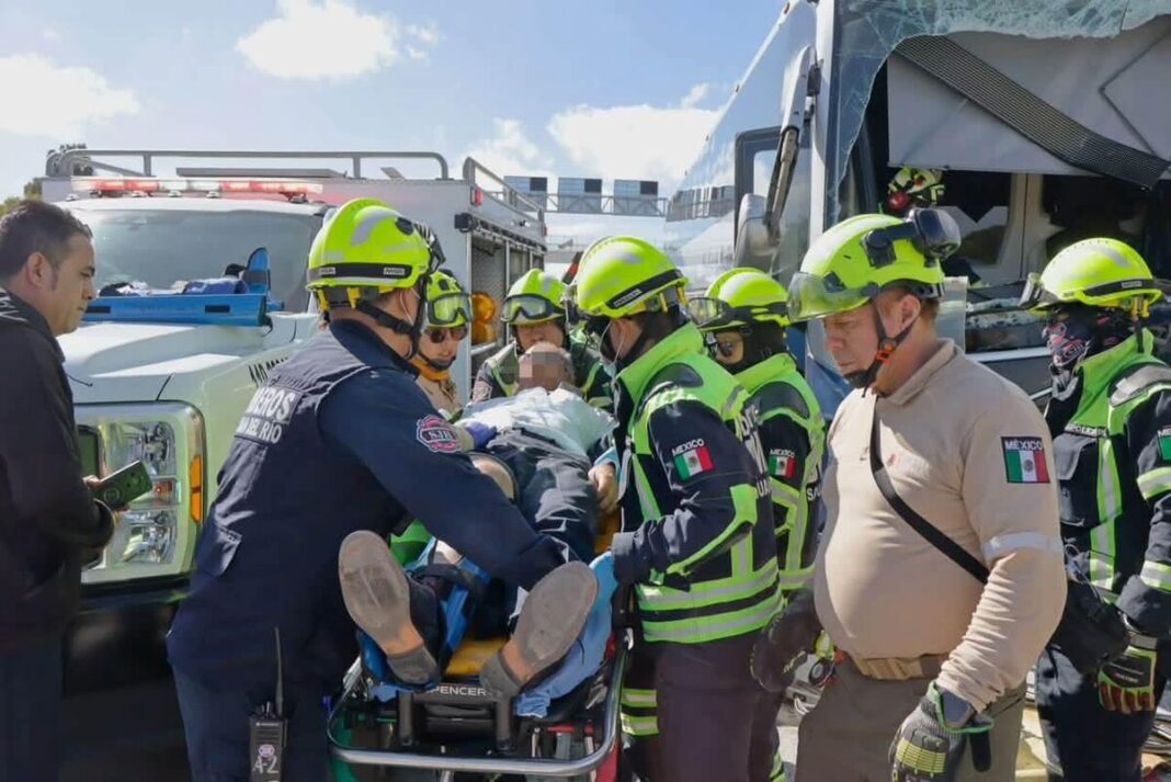 Conductor de Ómnibus de México queda prensado tras fuerte choque en la autopista México-Querétaro Conductor de Ómnibus de México queda prensado tras fuerte choque en la autopista México-Querétaro