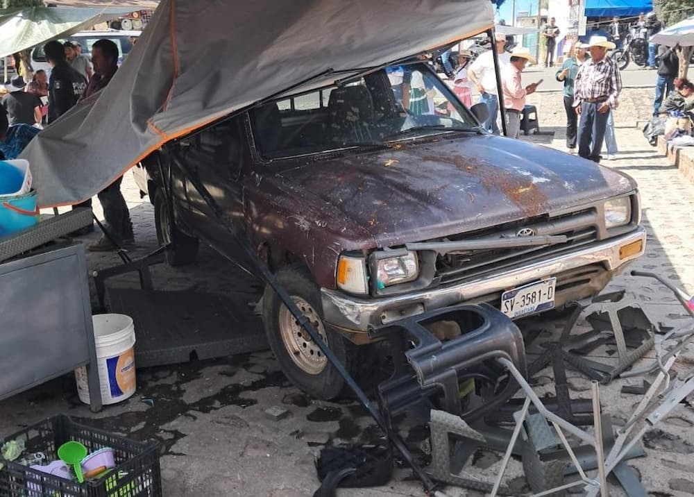 Dos personas quedan debajo de una camioneta tras accidente en Amealco 1 Dos personas quedan debajo de una camioneta tras accidente en Amealco1