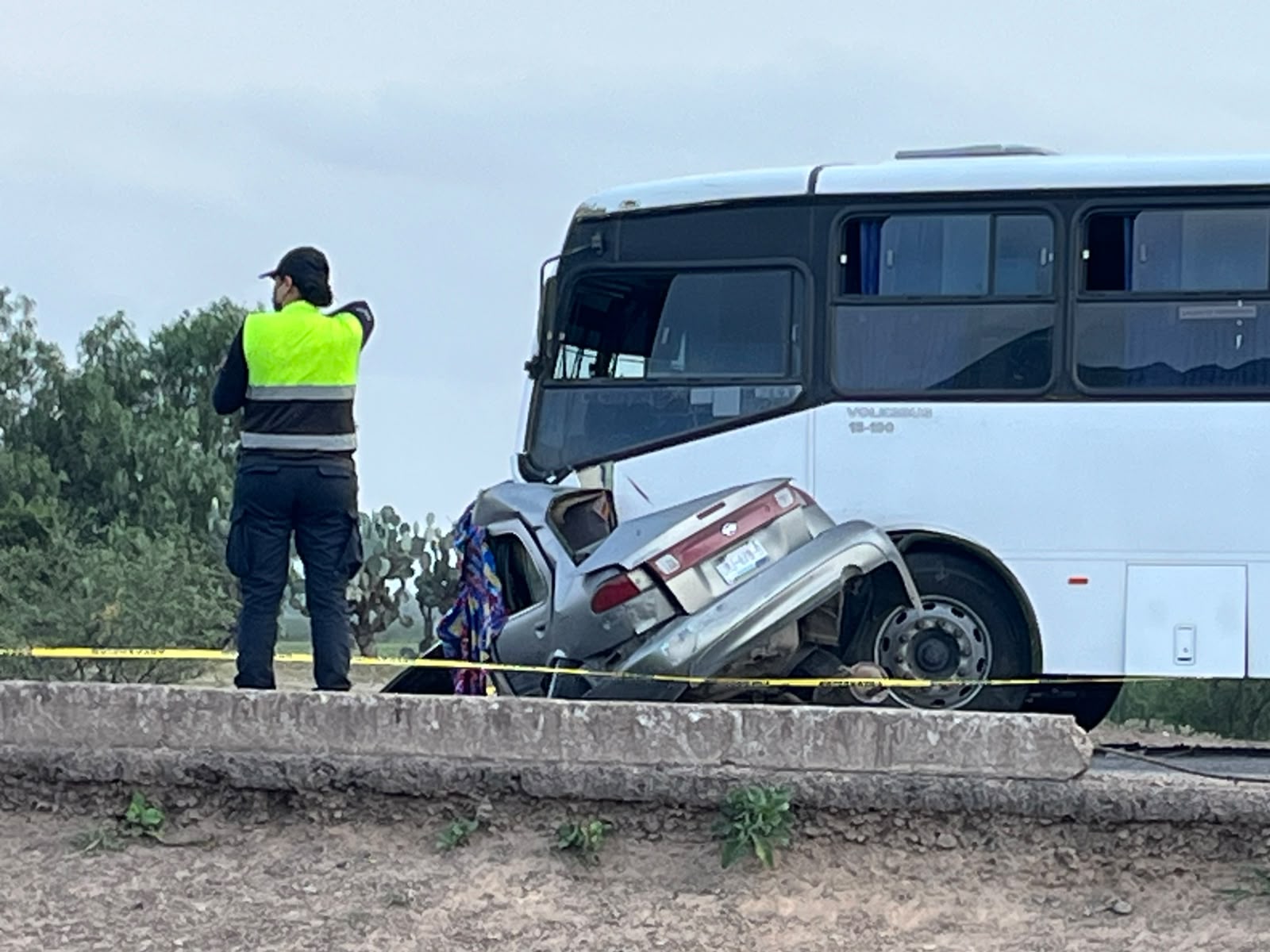 Fallece una mujer y un menor en choque frontal entre camión de personal y automóvil en San Juan del Río (1) Fallece una mujer y un menor en choque frontal entre camión de personal y automóvil en San Juan del Río