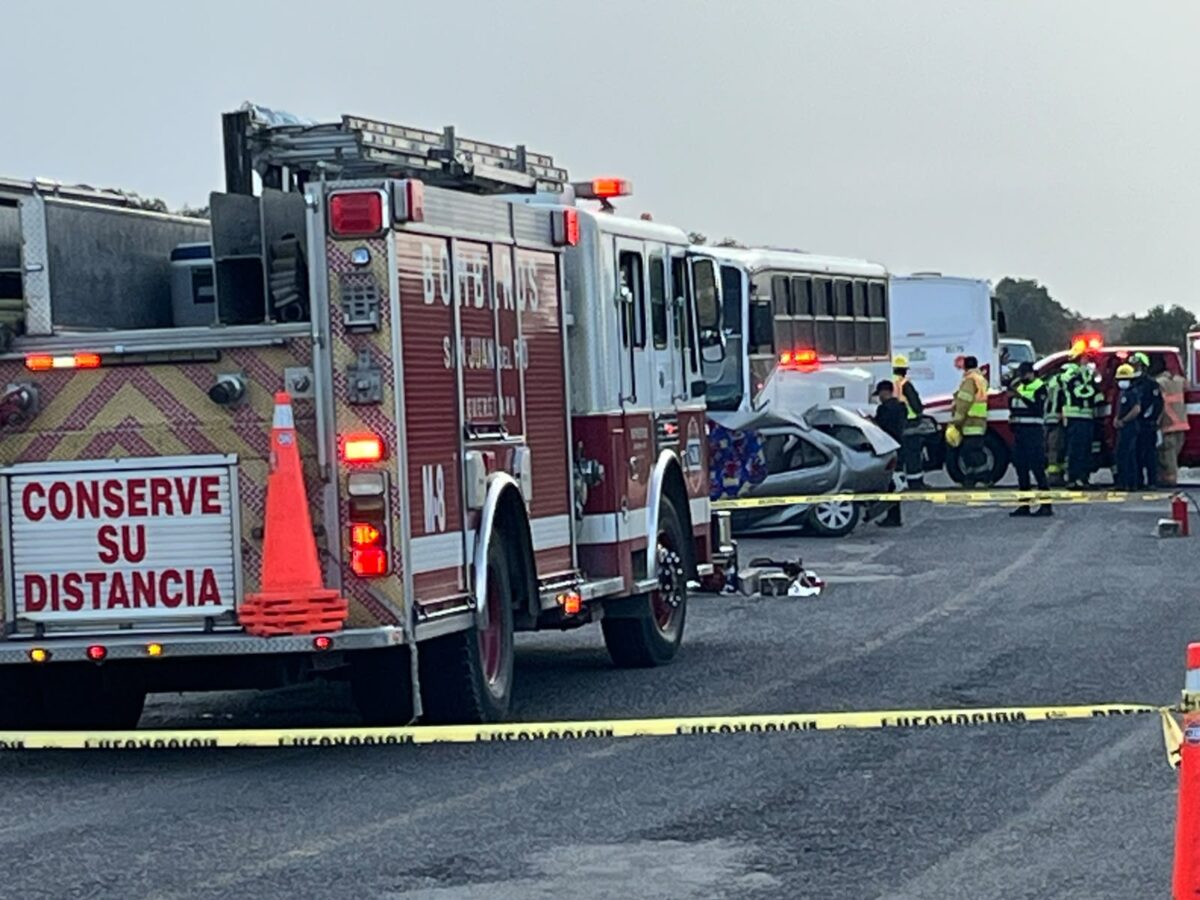 Fallece una mujer y un menor en choque frontal entre camión de personal y automóvil en San Juan del Río 2 Fallece una mujer y un menor en choque frontal entre camión de personal y automóvil en San Juan del Río