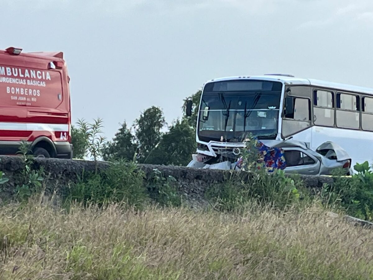 Fallece una mujer y un menor en choque frontal entre camión de personal y automóvil en San Juan del Río 1 Fallece una mujer y un menor en choque frontal entre camión de personal y automóvil en San Juan del Río