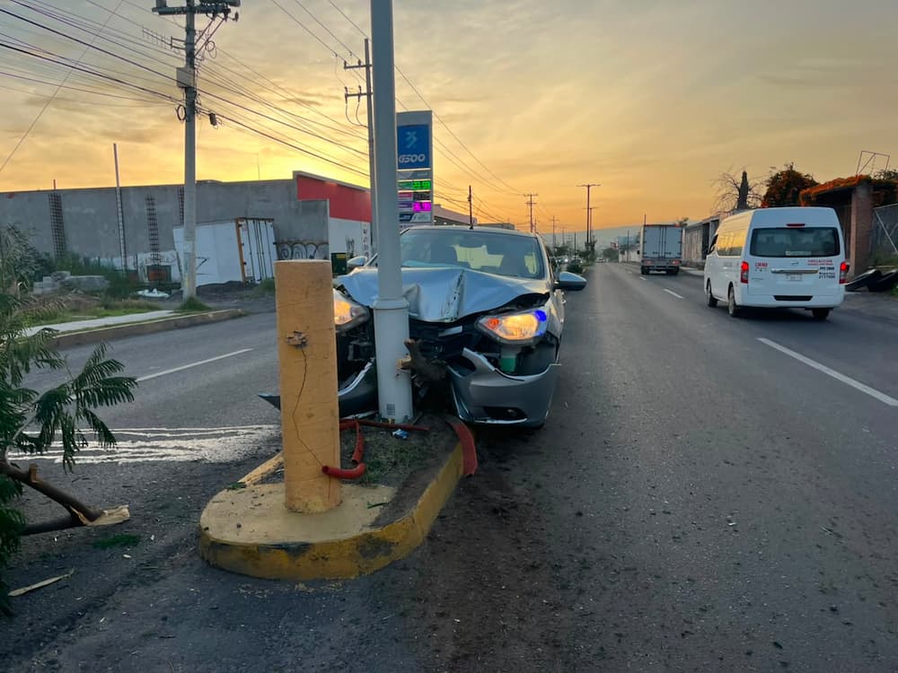 Fuerte accidente en avenida Universidad deja vehículo severamente dañado Fuerte accidente en avenida Universidad deja vehículo severamente dañado
