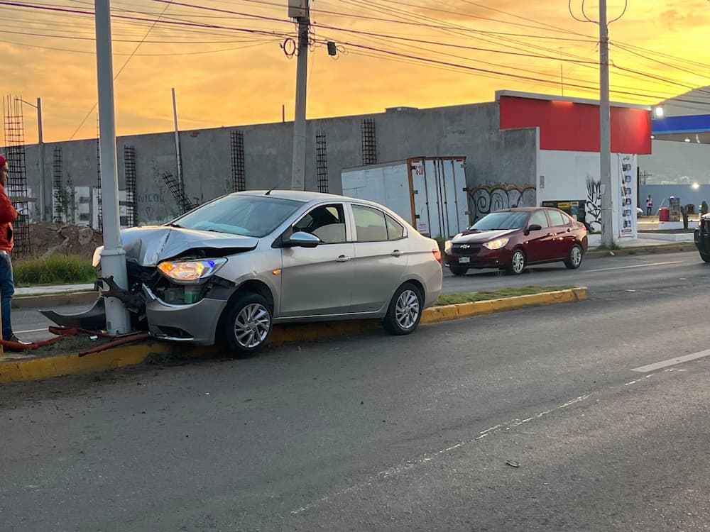 Fuerte accidente en avenida Universidad deja vehículo severamente dañado 1 Fuerte accidente en avenida Universidad deja vehiculo severamente danado1