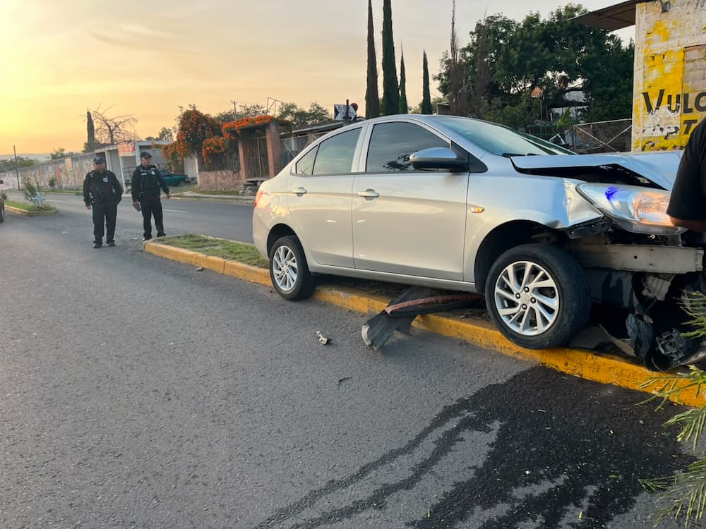 Fuerte accidente en avenida Universidad deja vehículo severamente dañado 2 Fuerte accidente en avenida Universidad deja vehiculo severamente danado2