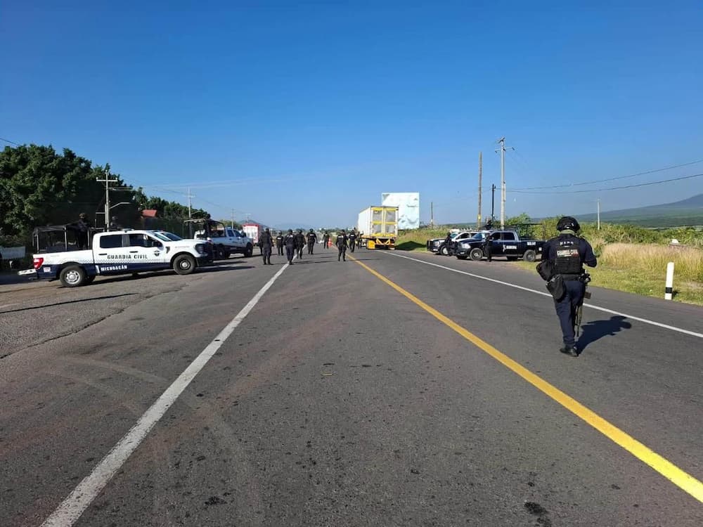 Liberan vialidades tras bloqueos registrados en municipios de Michoacan1