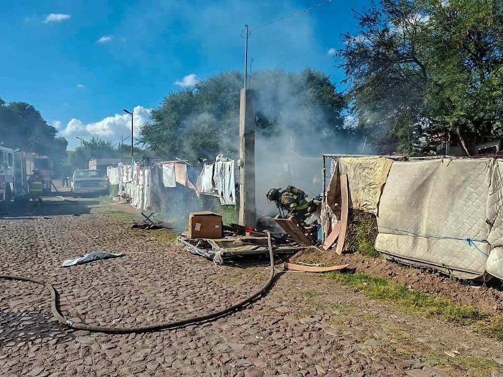 Moviliza a cuerpos de emergencia incendio en vivienda del Barrio de la Cruz, SJR Moviliza a cuerpos de emergencia incendio en vivienda del Barrio de la Cruz, SJR