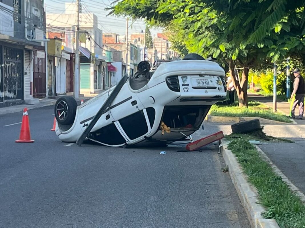 Presunto exceso de velocidad provoca volcadura en Lomas de San Juan Presunto exceso de velocidad provoca volcadura en Lomas de San Juan