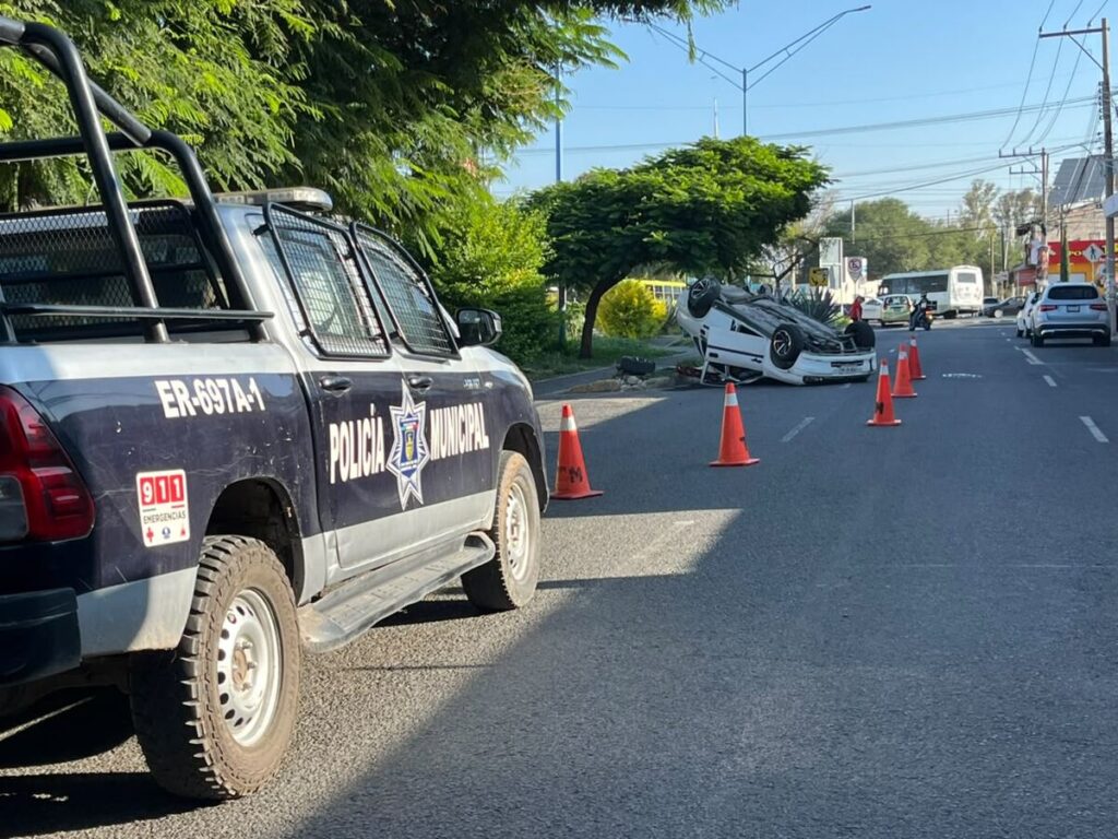 Presunto exceso de velocidad provoca volcadura en Lomas de San Juan 1 Presunto exceso de velocidad provoca volcadura en Lomas de San Juan
