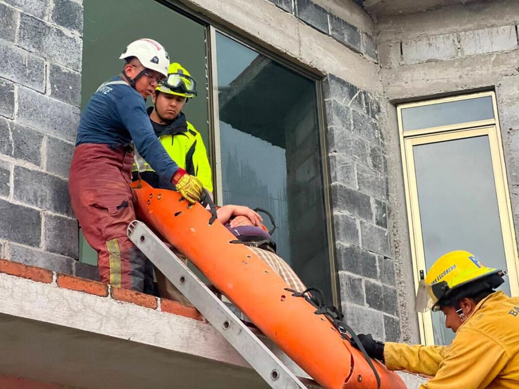 Protección Civil y Bomberos rescatan a persona intoxicada durante trabajos de remodelación en Pedro Escobedo Protección Civil y Bomberos rescatan a persona intoxicada durante trabajos de remodelación en Pedro Escobedo