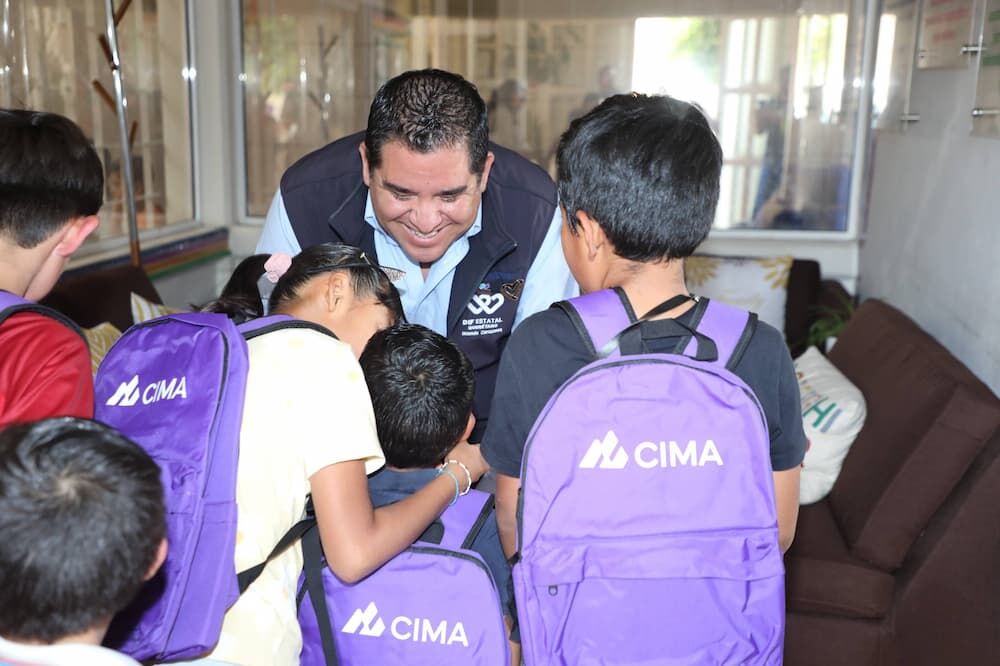 Recibe SEDIF donativo de Gallos Blancos y CIMA para CAS Recibe SEDIF donativo de Gallos Blancos y CIMA para CAS