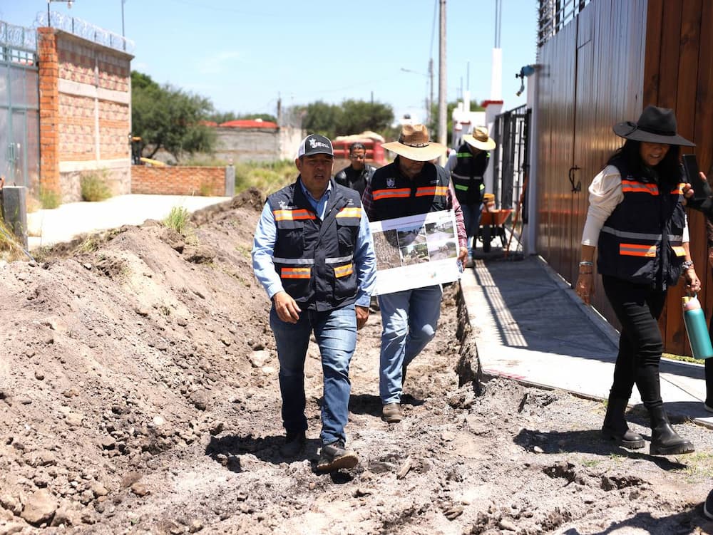 Roberto Cabrera supervisa obras en calles de Santa Cruz Nieto y Solares Banthí con una inversión de 8.7 mdp Roberto Cabrera supervisa obras en calles de Santa Cruz Nieto y Solares Banthí con una inversión de 8.7 mdp