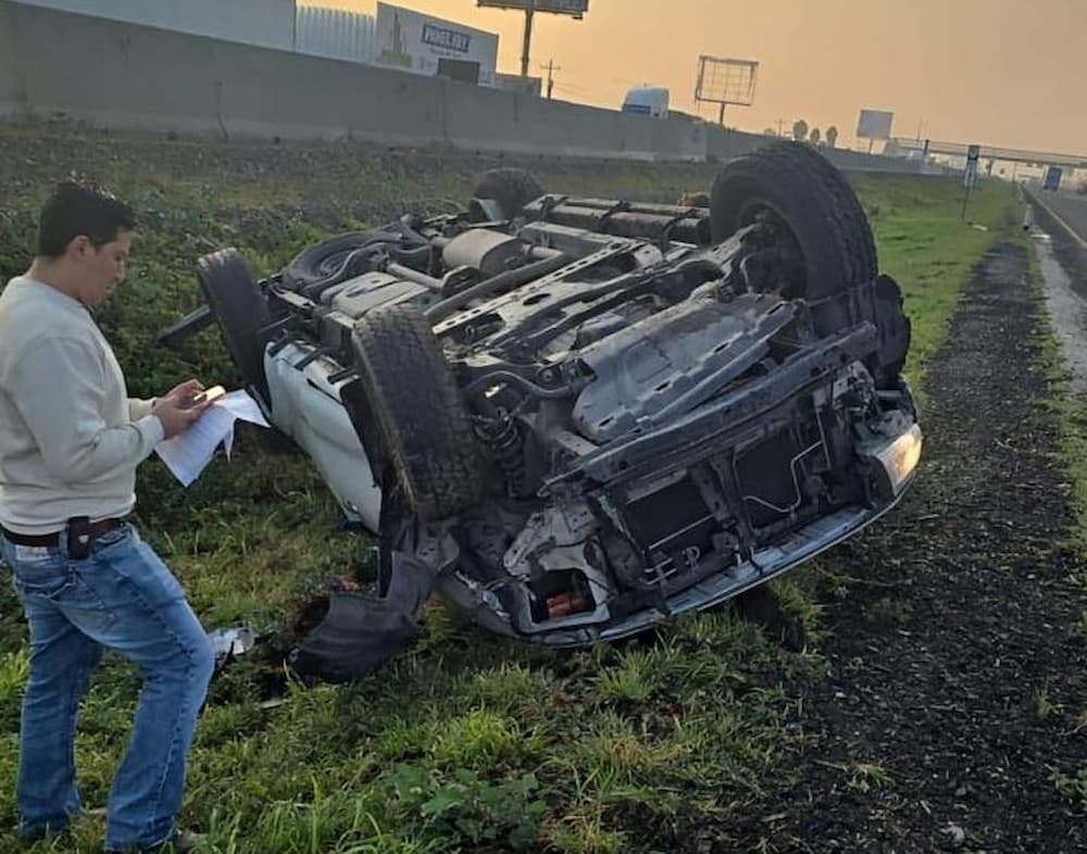 Volcadura de camioneta provoca movilizacion en la autopista Mexico Queretaro1