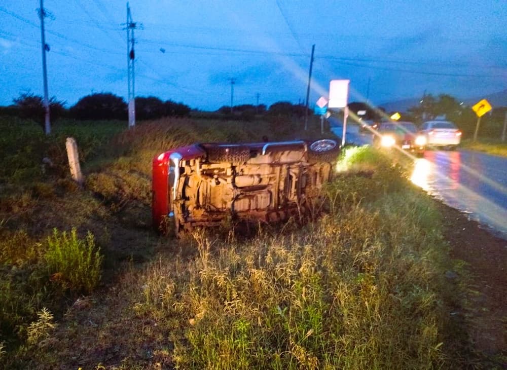 Volcadura en la carretera a La Lira deja cuatro personas valoradas en el lugar1