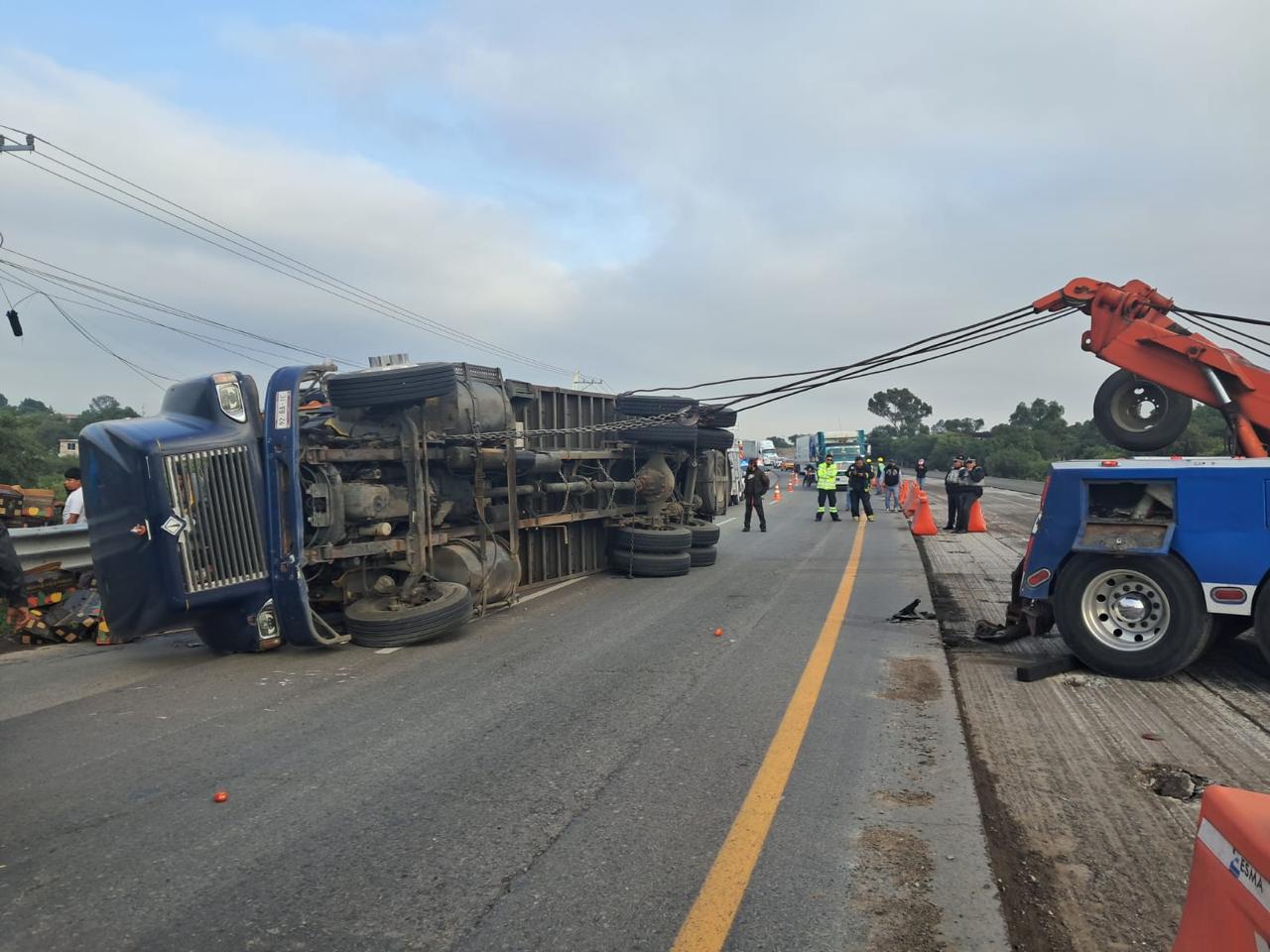 Vuelca camión cargado de jitomate en la México-Querétaro, a la altura de Palmillas Vuelca camión cargado de jitomate en la México-Querétaro, a la altura de Palmillas
