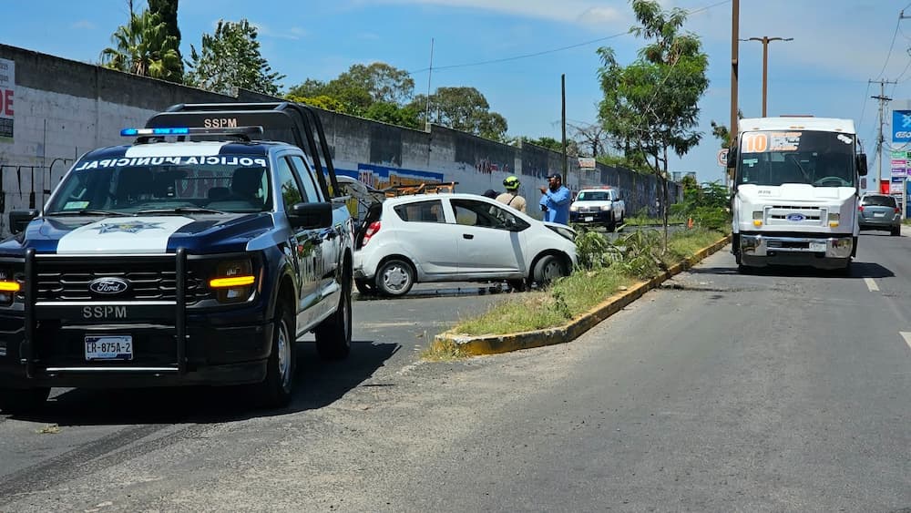 Derribo de poste provoca cierre vial en avenida Universidad de San Juan del Río 2 1Derribo de poste provoca cierre vial en avenida Universidad de San Juan del Rio