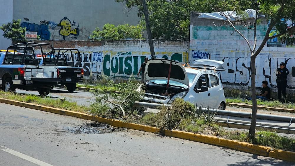 Derribo de poste provoca cierre vial en avenida Universidad de San Juan del Río 1 2Derribo de poste provoca cierre vial en avenida Universidad de San Juan del Rio