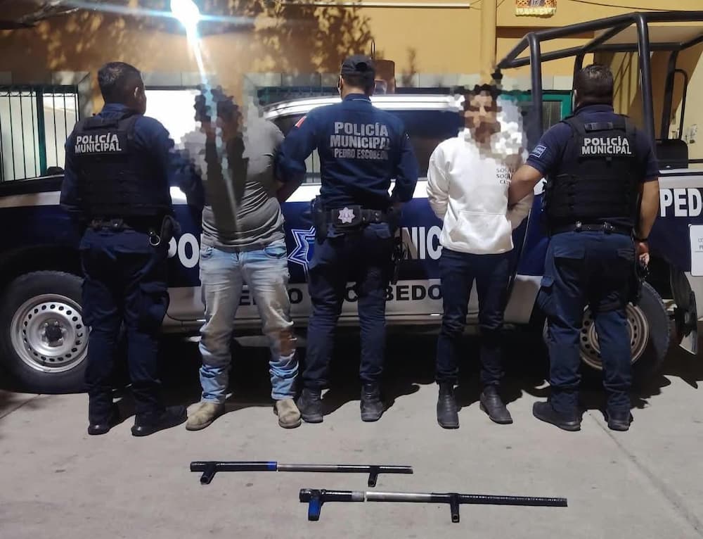 Aseguran cuatro armas hechizas y detienen a dos personas en Pedro Escobedo Aseguran cuatro armas hechizas y detienen a dos personas en Pedro Escobedo