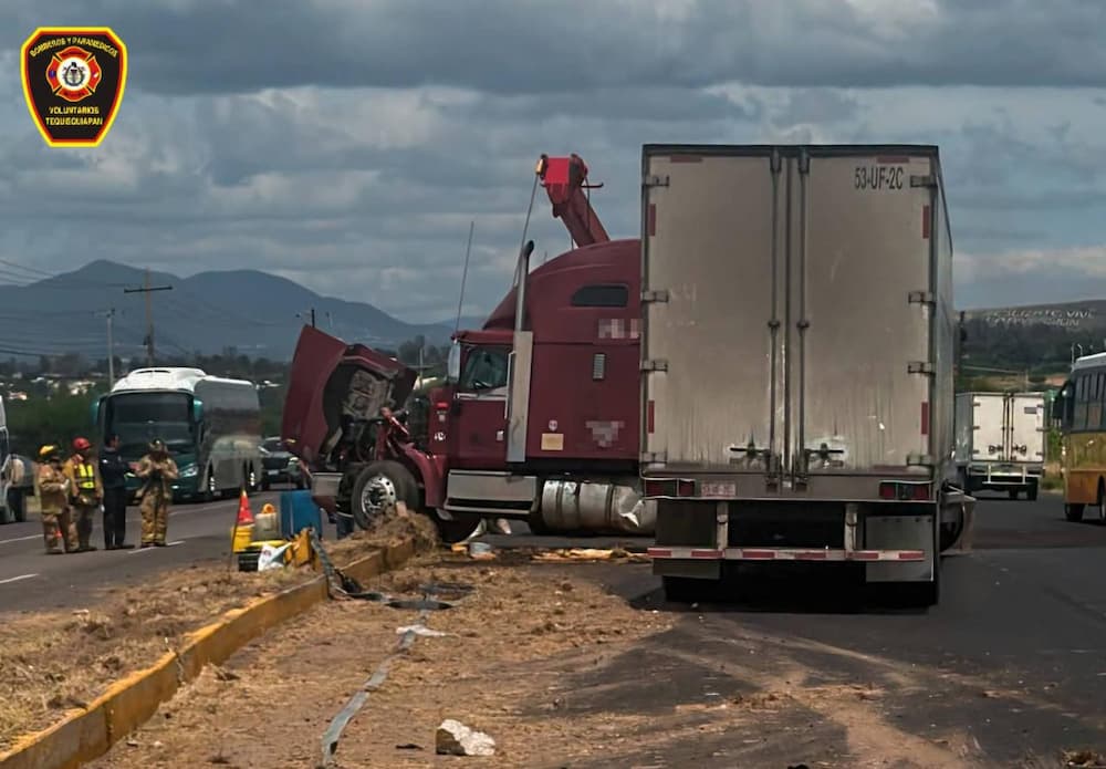 Atienden derrame de diésel tras accidente de tráiler en Tequisquiapan Atienden derrame de diésel tras accidente de tráiler en Tequisquiapan