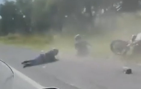 Buscan identificar automovilista tras provocar accidente con motociclistas a la salida de Bernal Buscan identificar automovilista tras provocar accidente con motociclistas a la salida de Bernal