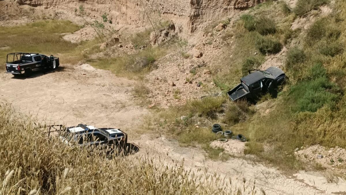 Camioneta cae a banco de tepetate en Tequisquiapan; conductor resulta lesionado