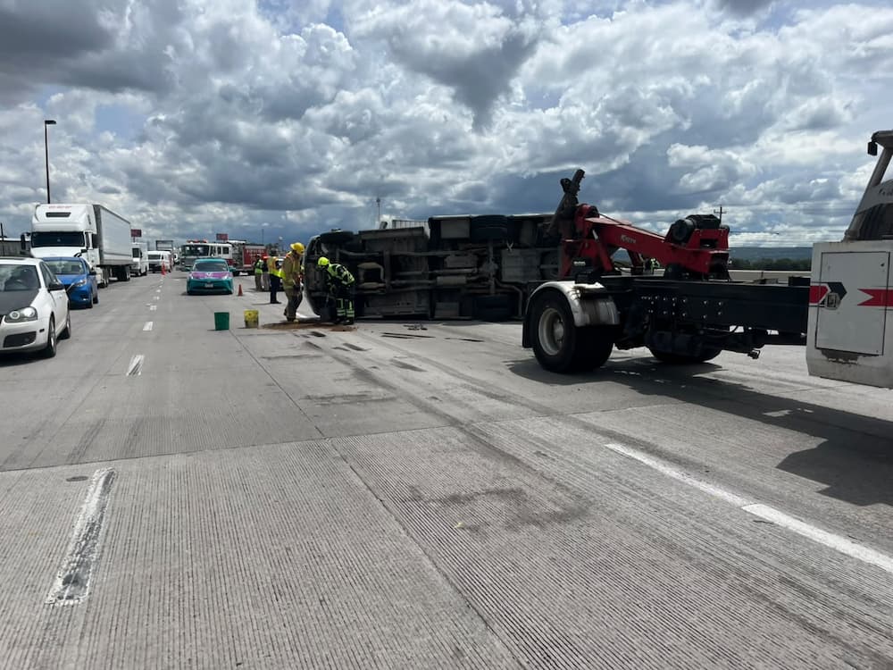 Camioneta de 3.5 toneladas queda atravesada en la Mexico Queretaro en SJR1