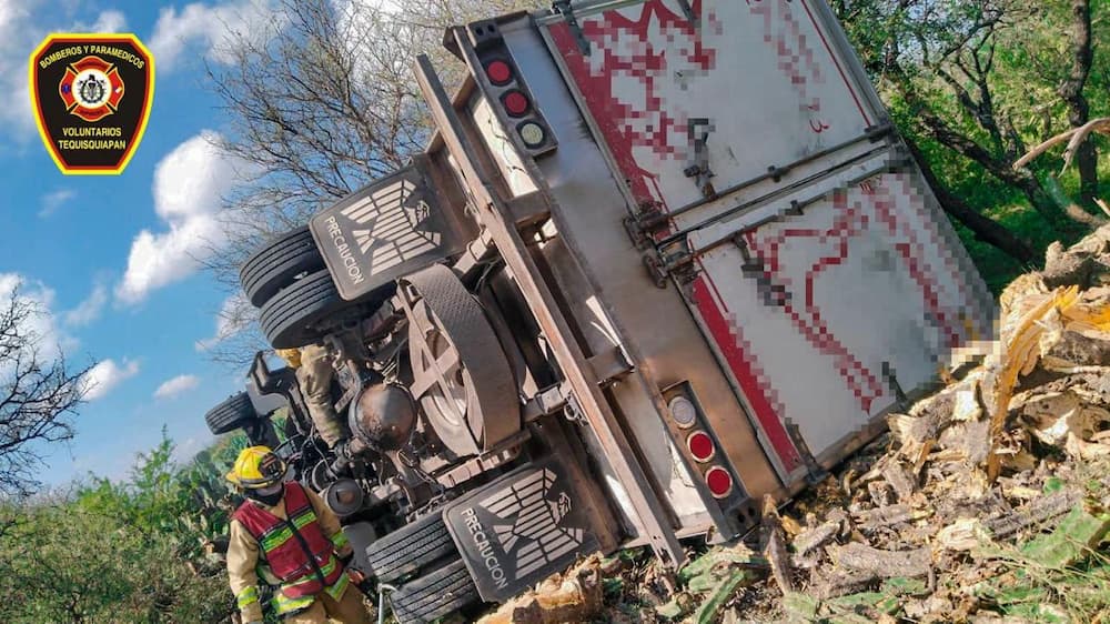 Camioneta vuelca en el acceso a la comunidad de La Fuente en Tequisquiapan Camioneta vuelca en el acceso a la comunidad de La Fuente en Tequisquiapan