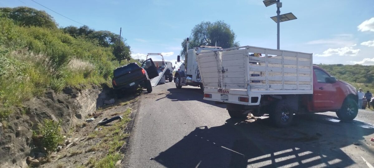 Camioneta vuelca tras choque frontal en la carretera San Juan del Rio Amealco 2