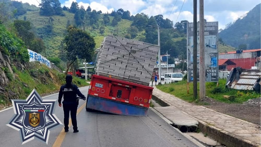 Carga de tractocamión estuvo a punto de caer tras daños en neumáticos en Pinal de Amoles Carga de tractocamión estuvo a punto de caer tras daños en neumáticos en Pinal de Amoles
