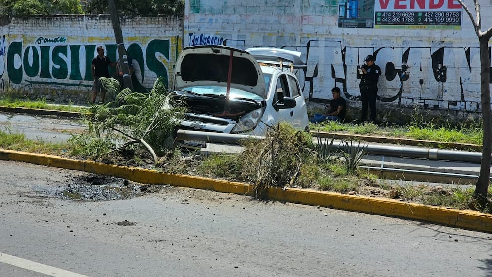 Derribo de poste provoca cierre vial en avenida Universidad de San Juan del Río Derribo de poste provoca cierre vial en avenida Universidad de San Juan del Río