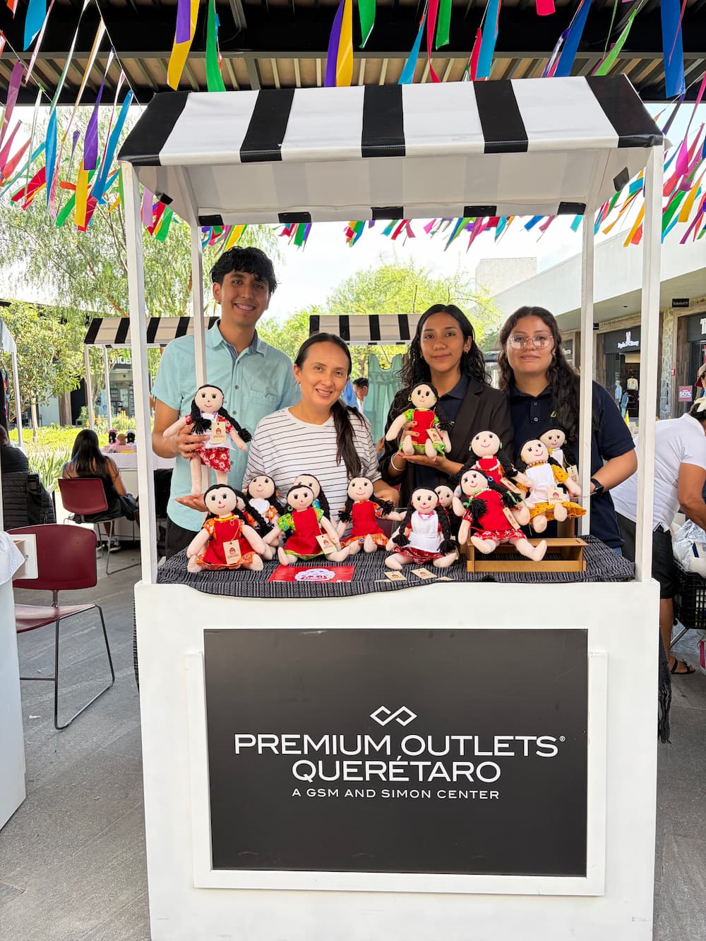 Desarrollan estudiantes de la UT San Juan identidad de marca de muñeca artesanal Desarrollan estudiantes de la UT San Juan identidad de marca de muñeca artesanal Estudiantes de la Licenciatura en Innovación de Negocios y Mercadotecnia de la Unidad Académica Jalpan, de la Universidad Tecnológica de San Juan del Río (UT San Juan), desarrollaron la identidad de marca de la muñeca artesanal “Pinali”, elaborada por artesanas de las comunidades de El Derramadero de Juárez y Ejido Sauz de Guadalupe, de Pinal de Amoles. Como proyecto aplicado a su asignatura de Comunicación Integral de Mercadotecnia, crearon el nombre, logotipo, paleta cromática, sistema tipográfico, narrativa y materiales de presentación, lo que le permitió a “Pinali” presentarse en la 4.ª Expo Muñecas Queretanas 2026, foro de alcance estatal, con exhibición y venta en un evento realizado en la capital queretana.