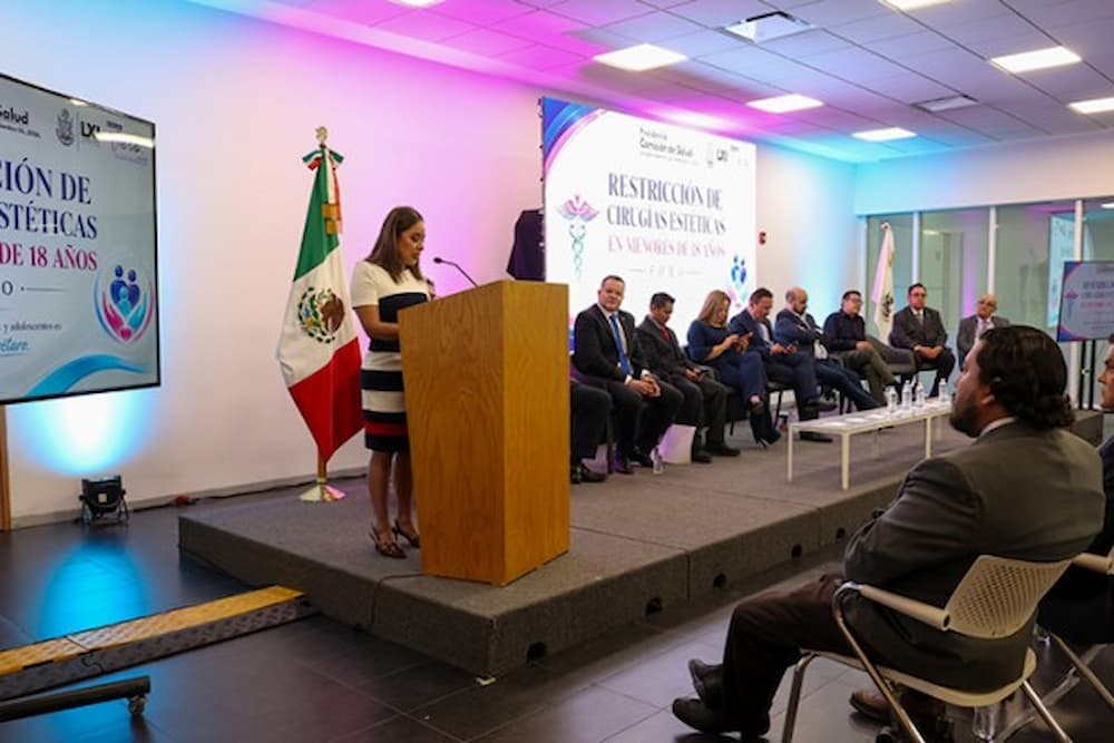 Doctora Vero Galicia encabeza Foro de Análisis con especialistas sobre iniciativa para restringir cirugías estéticas en menores de 18 años Doctora Vero Galicia encabeza Foro de Análisis con especialistas sobre iniciativa para restringir cirugías estéticas en menores de 18 años