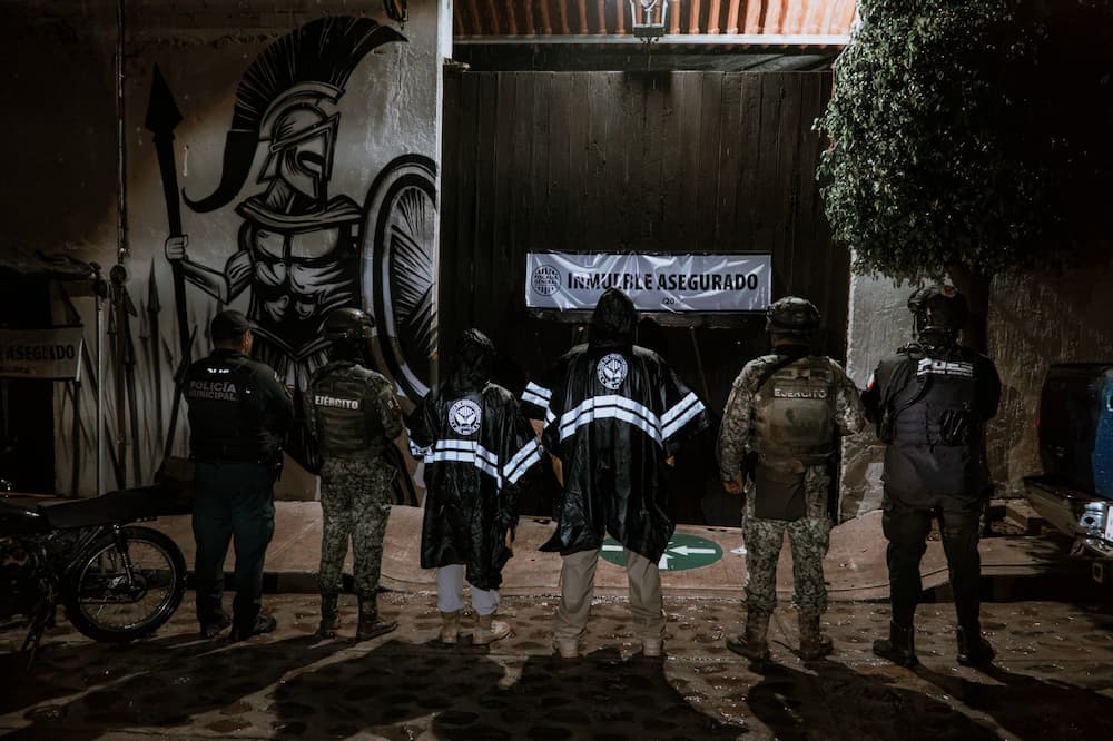 Ejecutan 4 cateos simultáneos; 4 personas detenidas y 2 inmuebles asegurados en Querétaro 1 Ejecutan 4 cateos simultaneos 4 personas detenidas y 2 inmuebles asegurados en Queretaro1