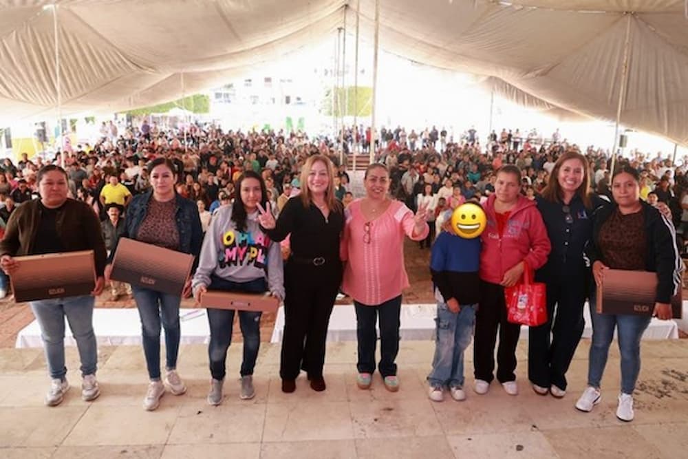 Entrega Doctora Vero cerca de mil laptops para fortalecer la educación en El Marqués Entrega Doctora Vero cerca de mil laptops para fortalecer la educación en El Marqués