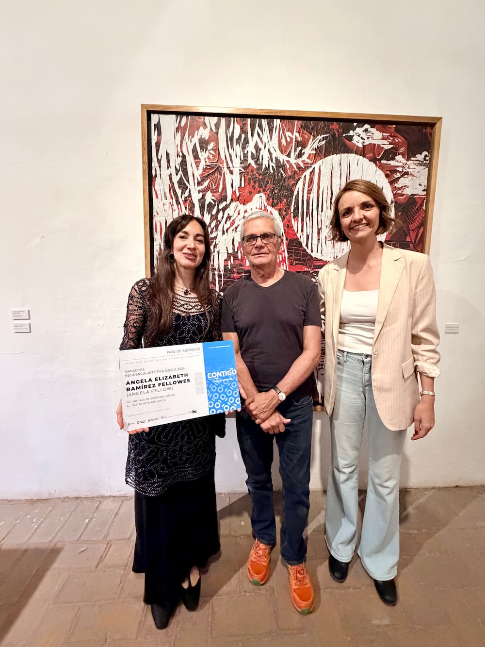 Entrega López Birlain a Ángela Fellow boleto de avión para residencia en Suecia Entrega López Birlain a Ángela Fellow boleto de avión para residencia en Suecia