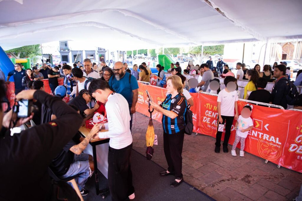 Gallos Blancos realizan firma de autógrafos en San Juan del Río (8) Gallos Blancos realizan firma de autógrafos en San Juan del Río