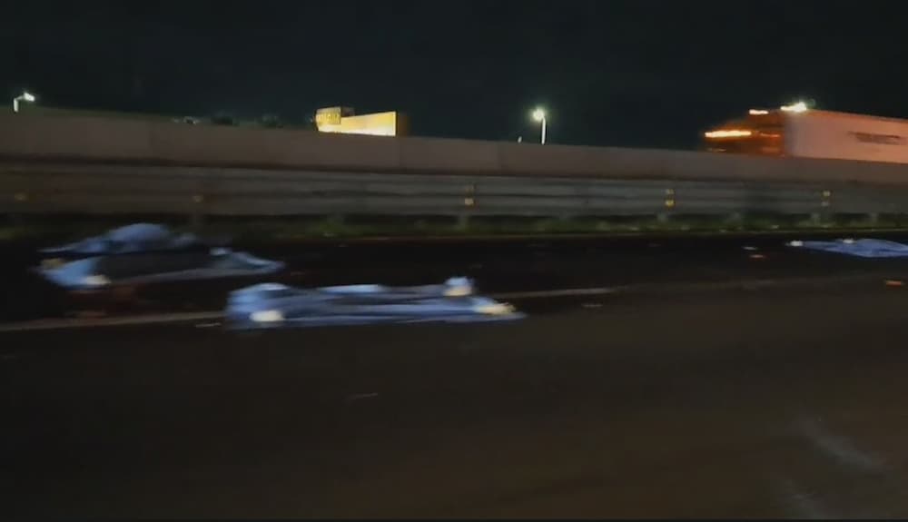 Hombre muere atropellado al intentar cruzar la autopista México-Querétaro en Pedro Escobedo Hombre muere atropellado al intentar cruzar la autopista México-Querétaro en Pedro Escobedo