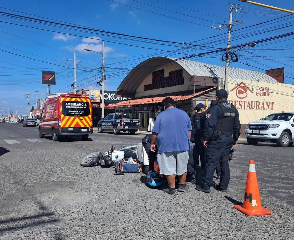 Motociclista resulta lesionado tras chocar contra camion de pasajeros en San Juan del Rio1
