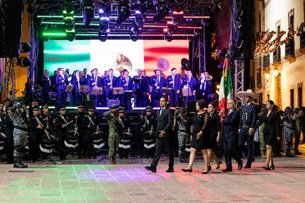Presidente de la Mesa Directiva, Sinuhé Arturo Piedragil Ortiz entregó la Bandera Histórica del Primer Batallón de Infantería Permanente “Ligeros de Querétaro” al gobernador Mauricio Kuri González Presidente de la Mesa Directiva, Sinuhé Arturo Piedragil Ortiz entregó la Bandera Histórica del Primer Batallón de Infantería Permanente “Ligeros de Querétaro” al gobernador Mauricio Kuri González