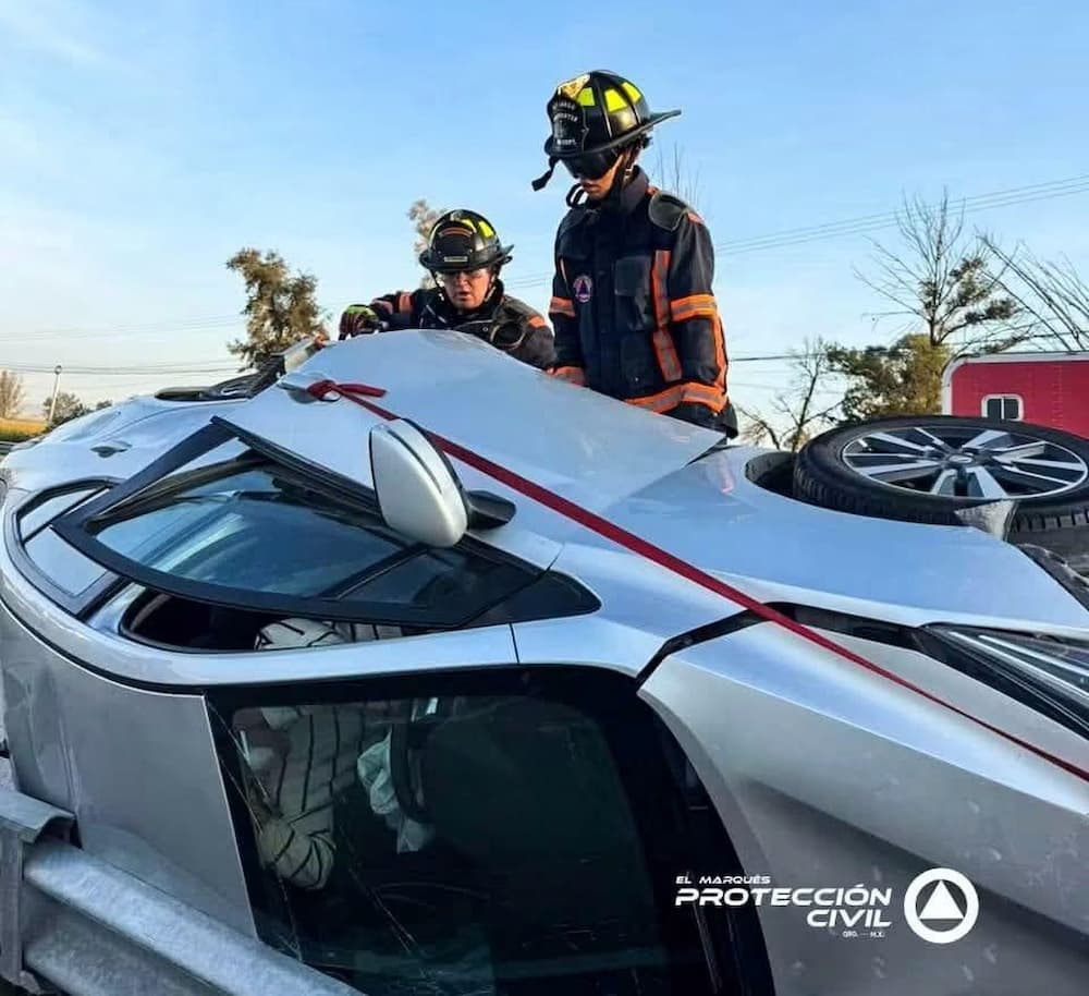 Rescatan a conductor tras volcadura en la autopista México-Querétaro en El Marqués Rescatan a conductor tras volcadura en la autopista México-Querétaro en El Marqués