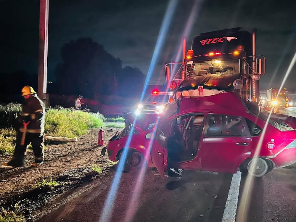 Trailer arrastra varios metros a un automovil sobre la Mexico Queretaro una persona resulta lesionada1