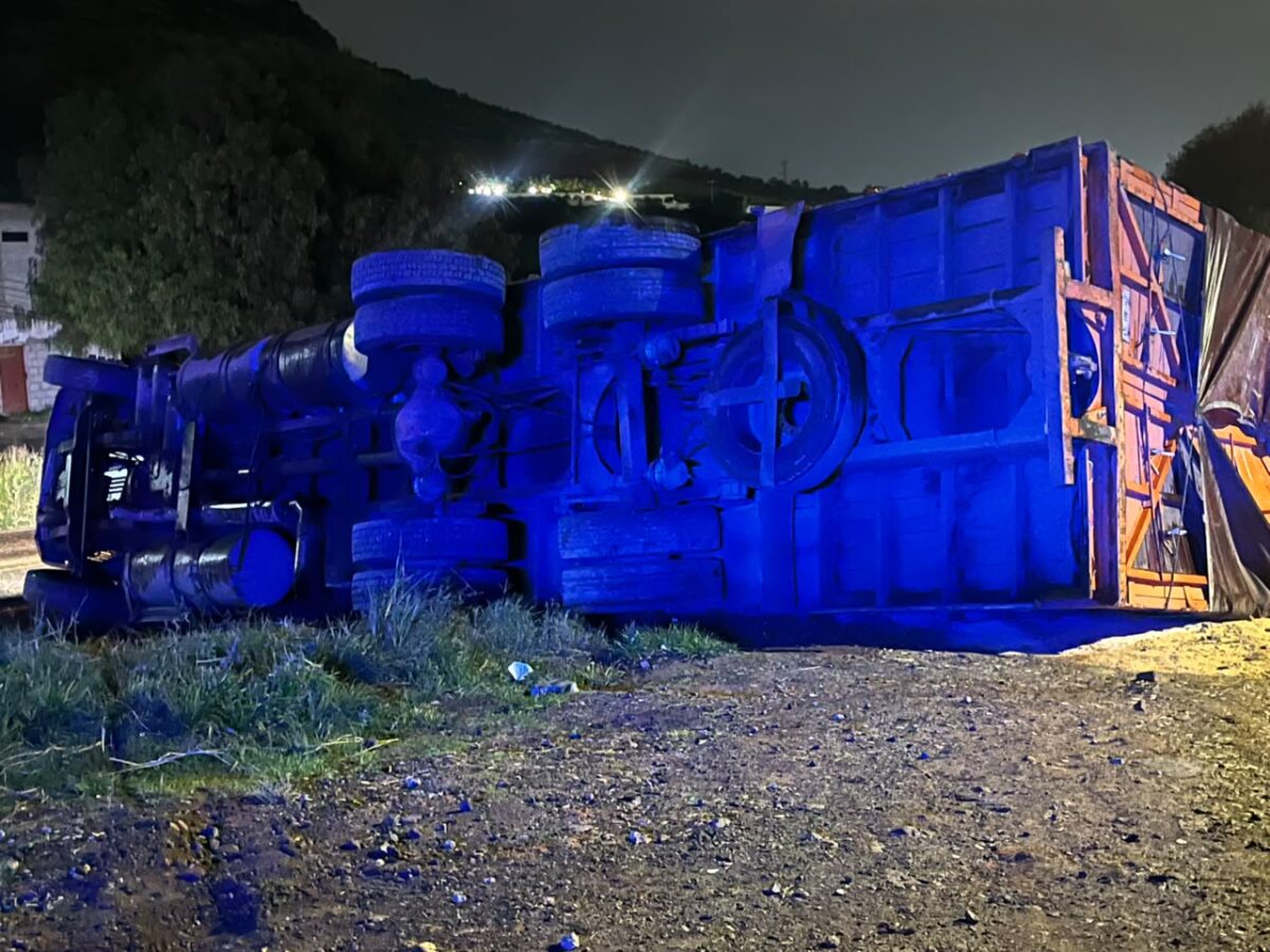 Tráiler con 17.5 toneladas de salvado vuelca tras quedarse sin frenos en la carretera San Juan del Río-Amealco