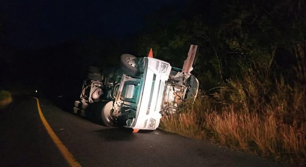 Vuelca pipa con Gas LP y cierran carretera federal 120 en Landa de Matamoros Vuelca pipa con Gas LP y cierran carretera federal 120 en Landa de Matamoros