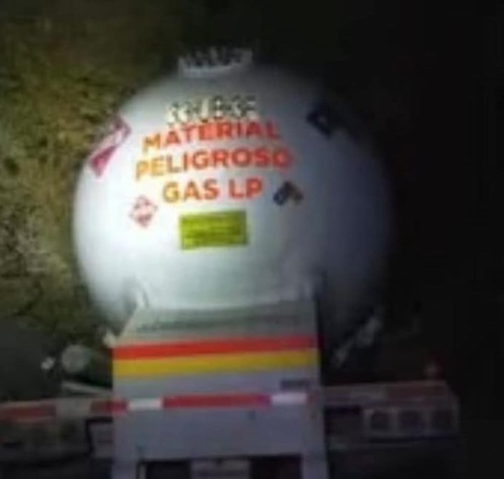 Vuelca pipa con Gas LP y cierran carretera federal 120 en Landa de Matamoros 1 Vuelca pipa con Gas LP y cierran carretera federal 120 en Landa de Matamoros1