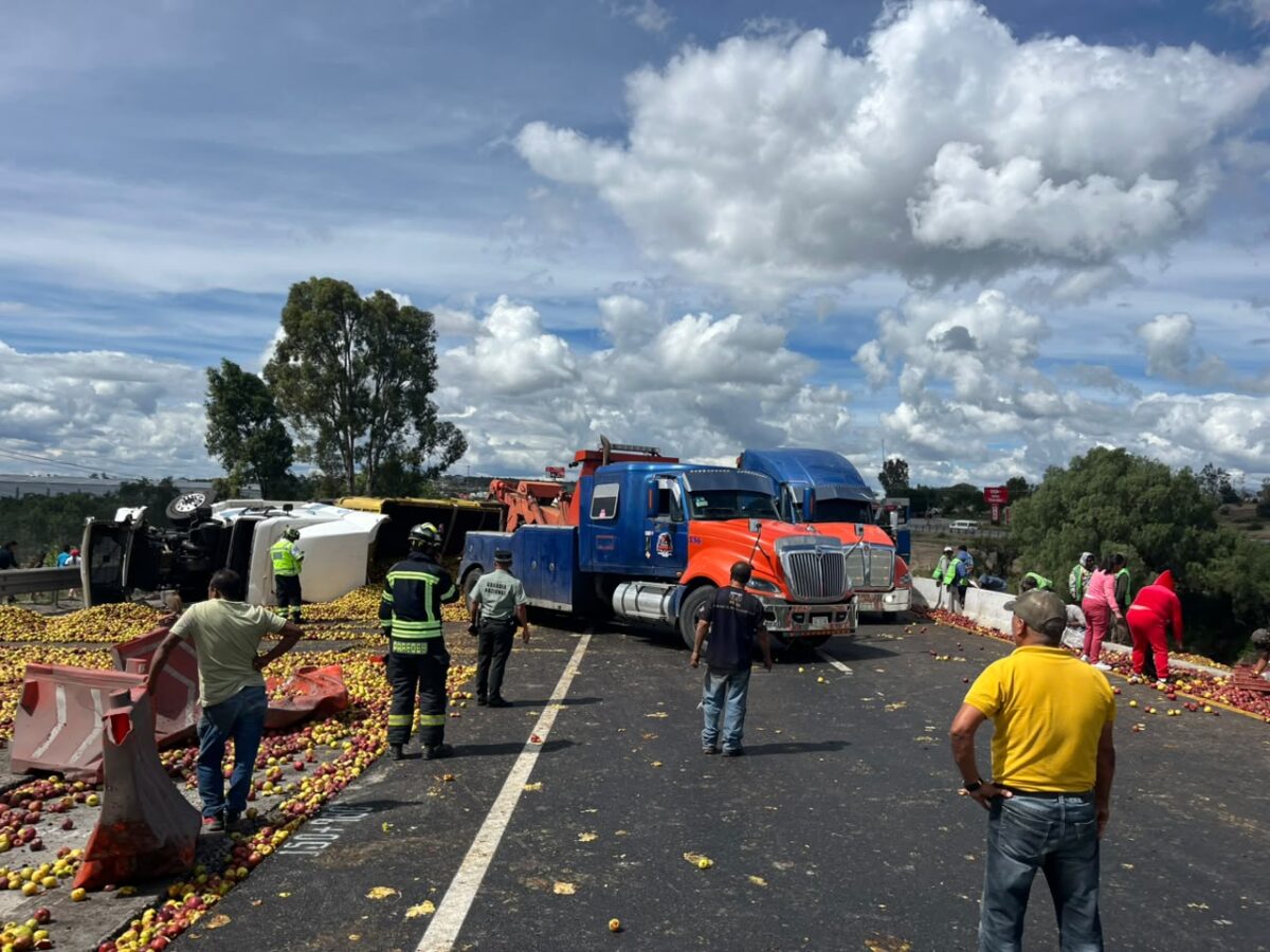 Vuelca tráiler con 70 toneladas de manzanas y colapsa la autopista México-Querétaro en SJR