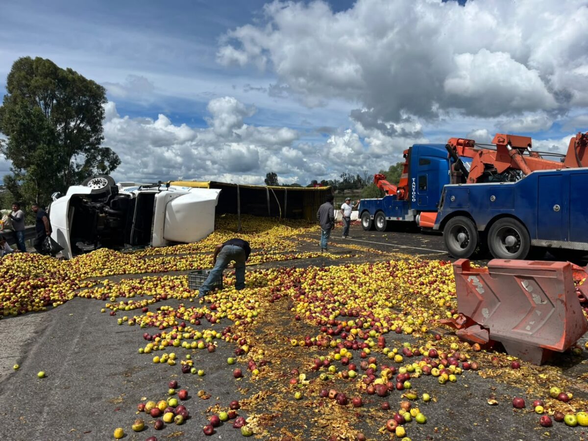 Vuelca tráiler con 70 toneladas de manzanas y colapsa la autopista México-Querétaro en SJR